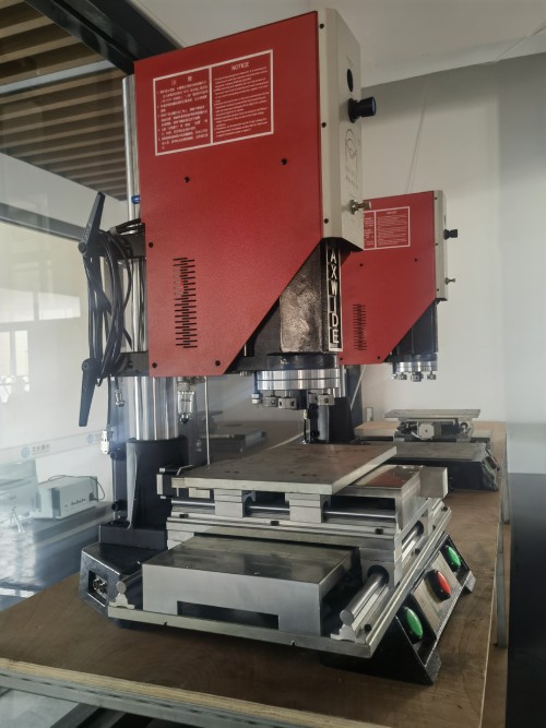 半自动打火机焊接机